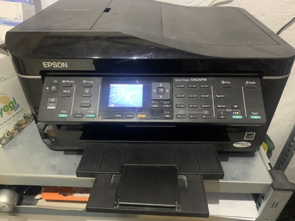 Unser Heimdrucker, Epson Stylus SX620FW, welcher seit nun ca. 10 Jahren einwandfrei funktioniert.