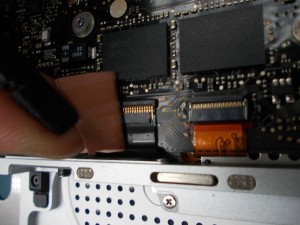 MacBook Pro - was sich unter dem Klebband versteckt: Defekter Stecker 